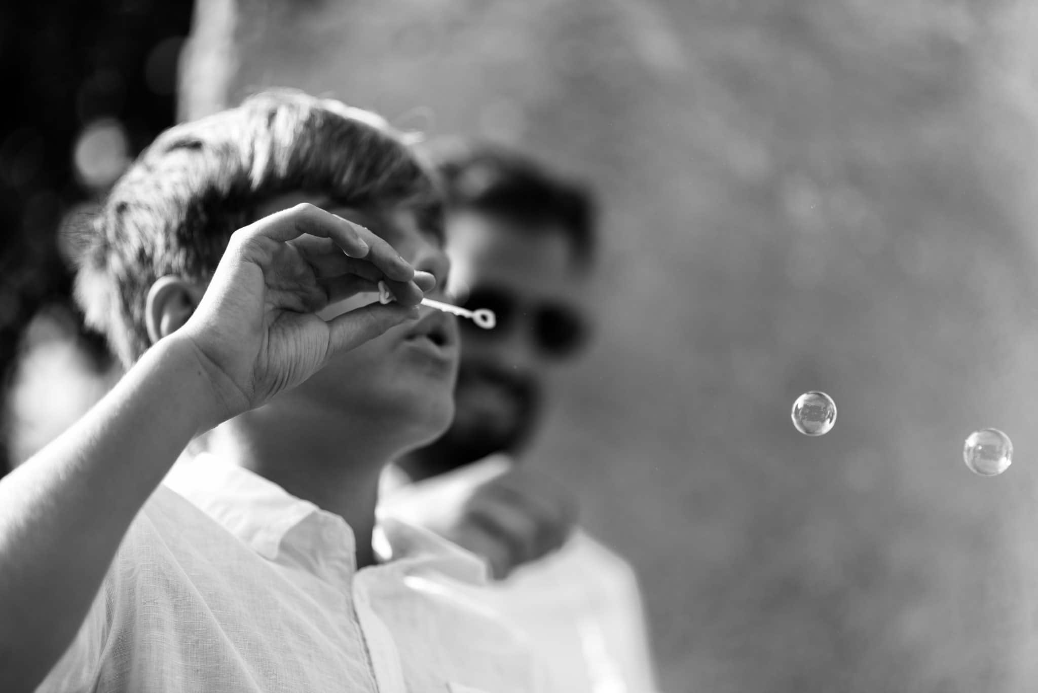 Les bulles à la sortie de l'église pour accompagner les mariés