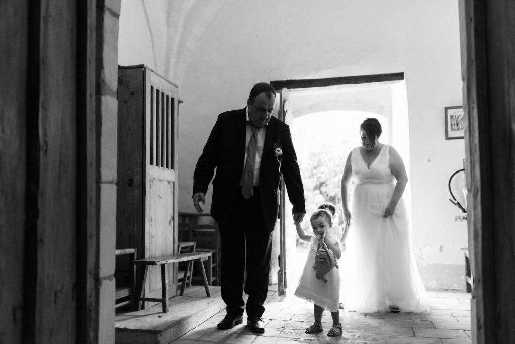 L'entrée dans l' église de la petite famille