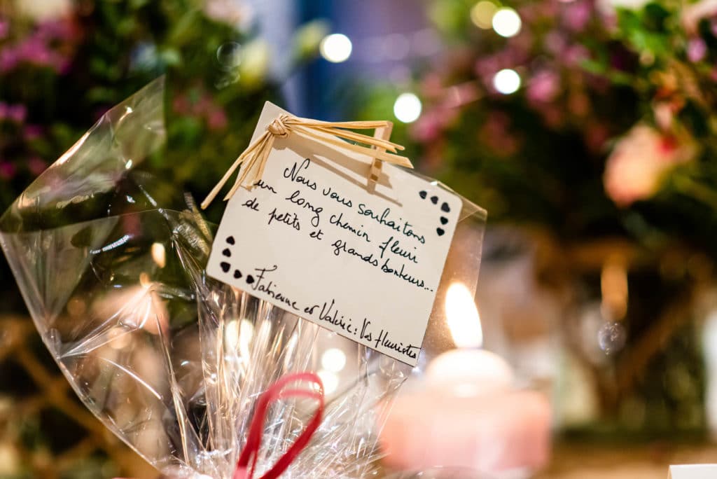 Un petit mot laissé par les fleuristes sur la décoration de table