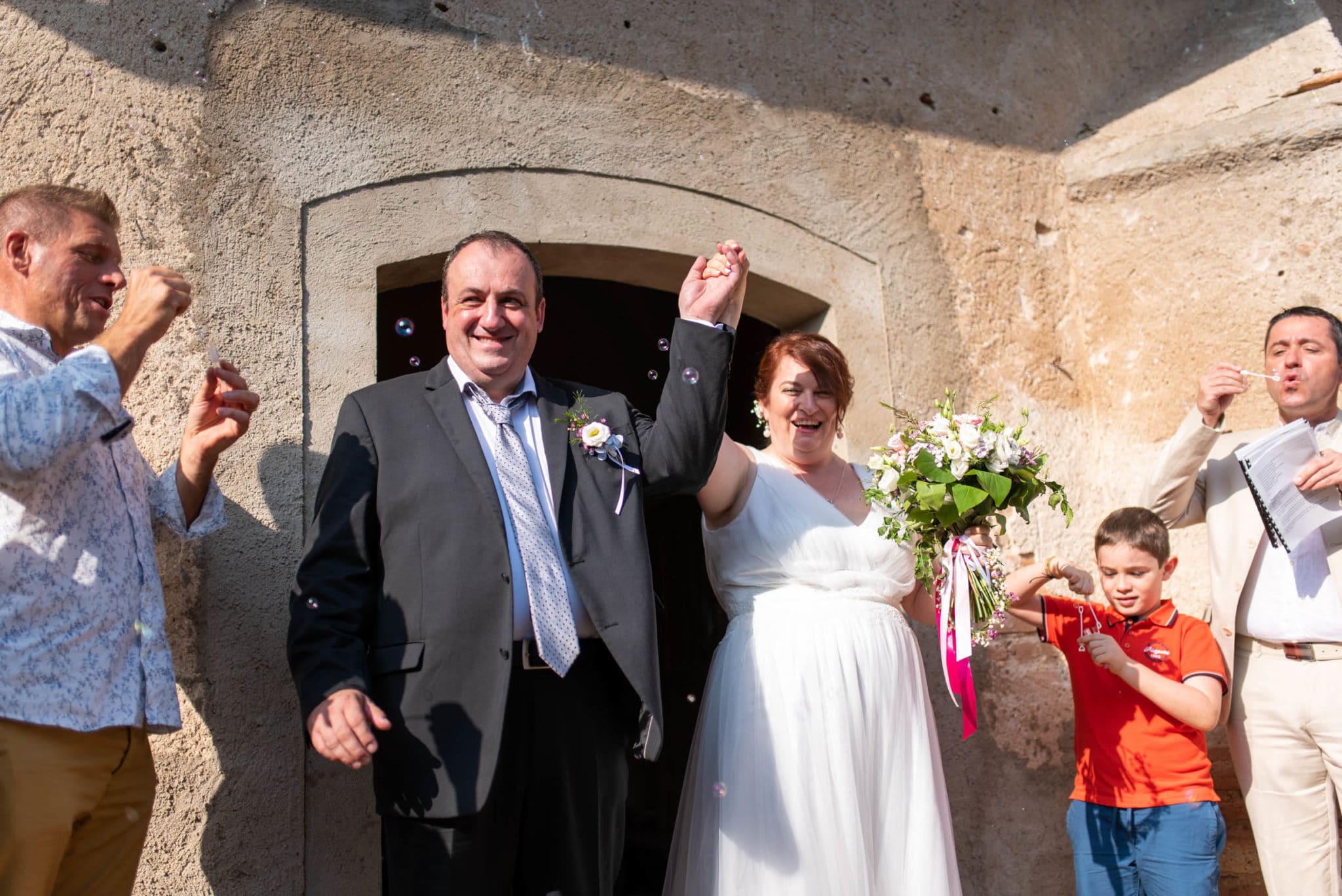 Sortie de l'église accueillie par les invités et des bulles