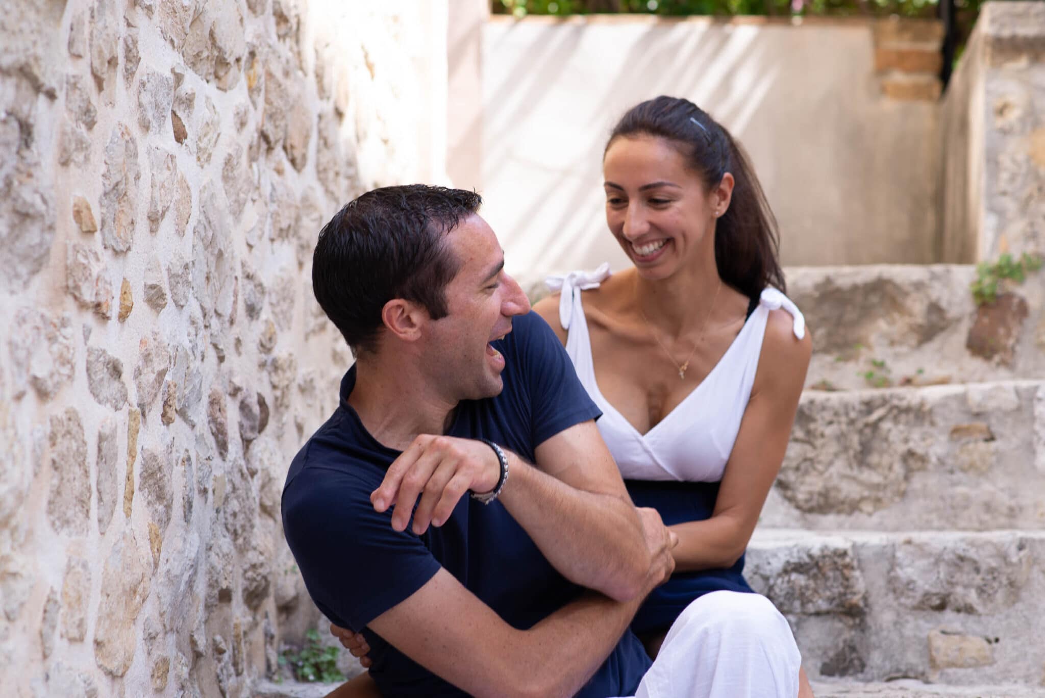 Joanne et François sur les marches dans Antibes