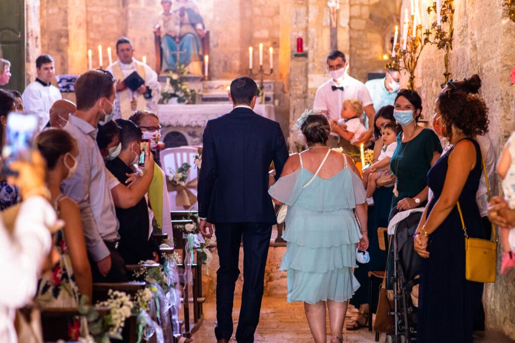 Le marié remonte l'allée de la chapelle