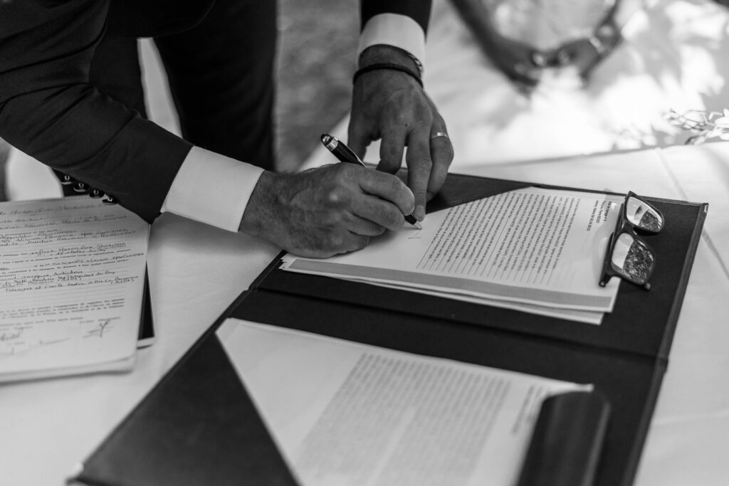 Le marié signe l'acte de mariage