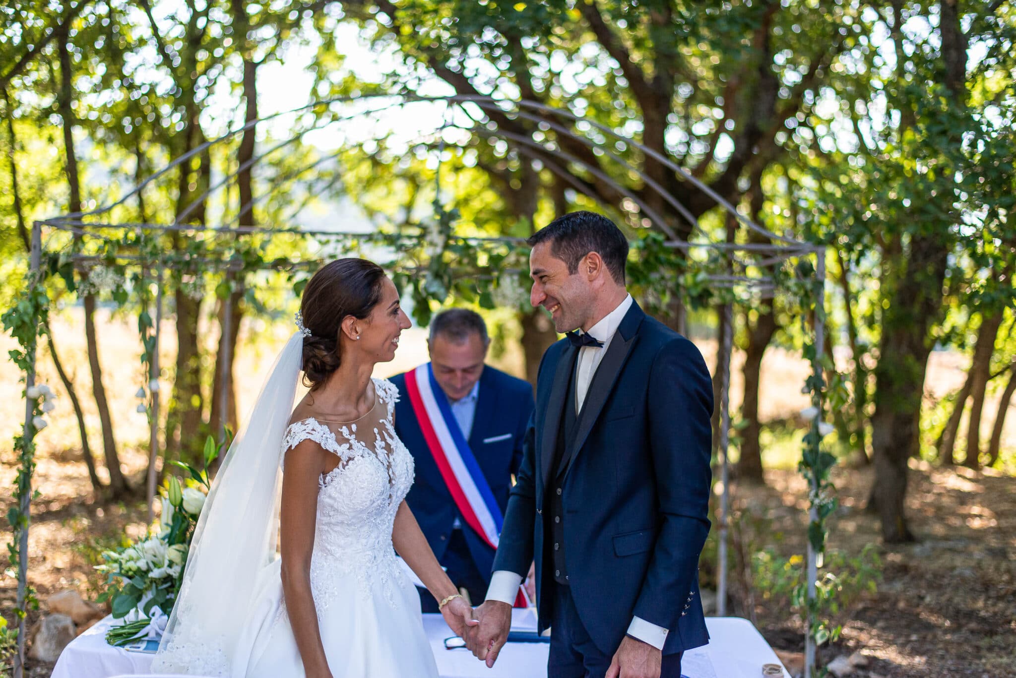 Bride and groom in front of the mayor