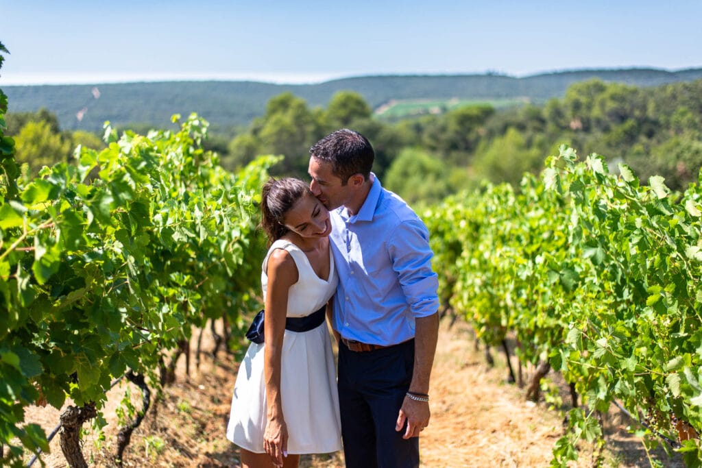Les jeunes mariés profitent d'un petit moment au milieu des vignes de Provence