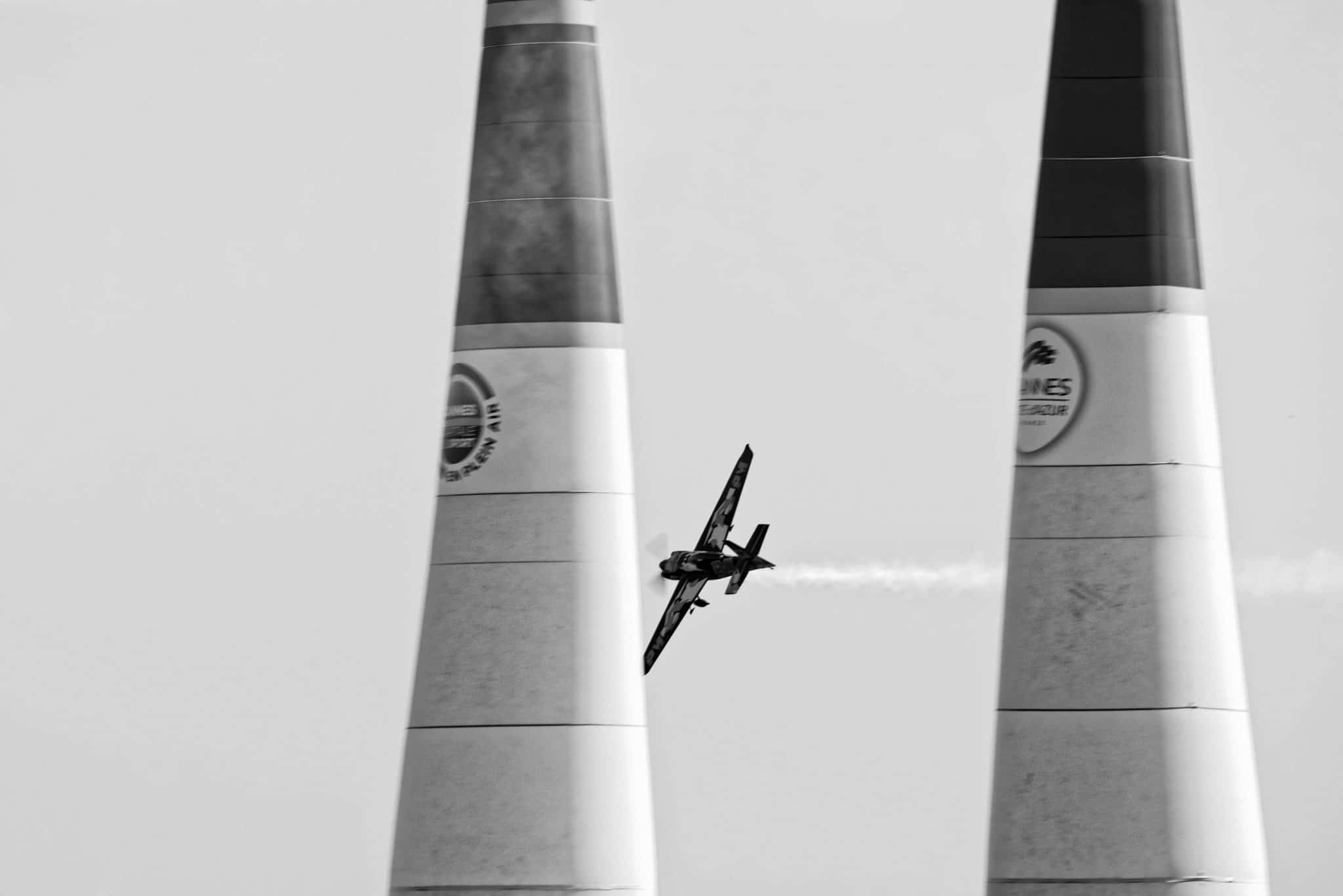 Avion de la Redbull Air Race passant au travers de pylônes au dessus de la mer à Cannes en Provence