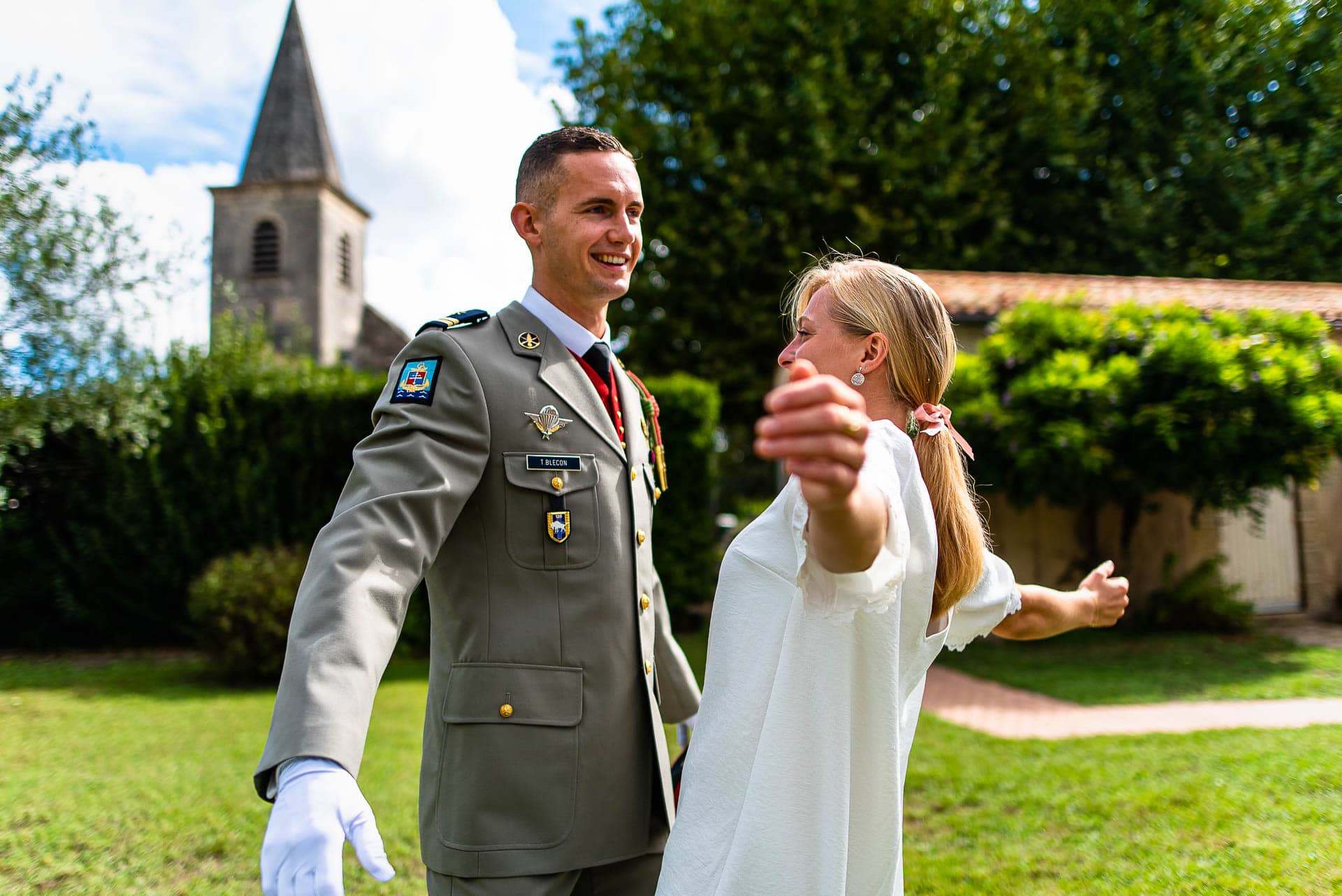 Les jeunes mariés célèbrent leur mariage près de bordeaux