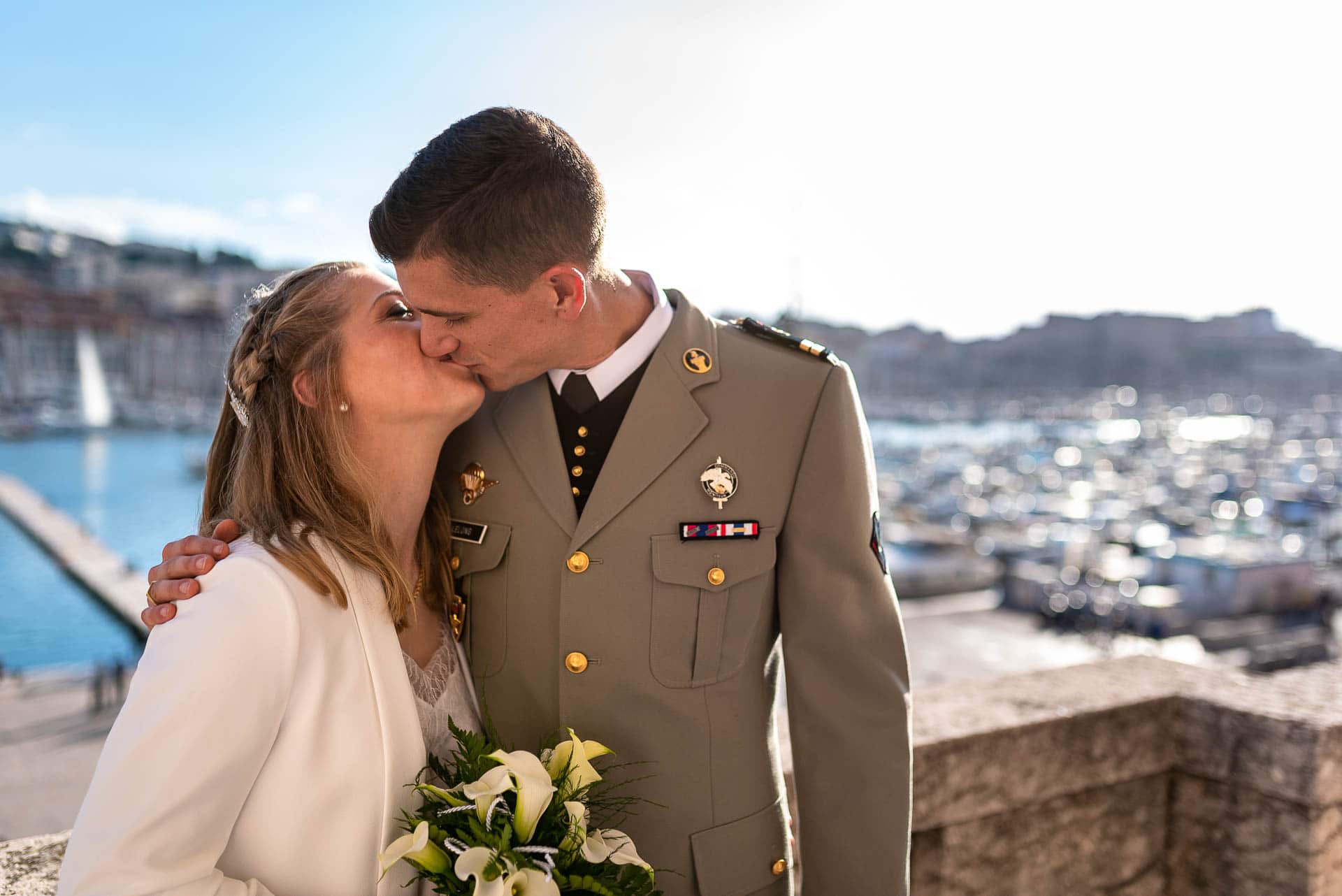 Les mariés sur le balcon de la Mairie de Marseille face au vieux port