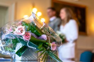 Le bouquet de la mariée pendant le mariage civil